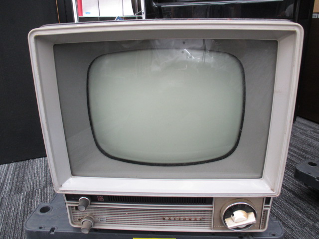 ho_numadu's tweet photo. 皆様こんにちは、本日は大変珍しいナショナルの真空管テレビが入荷しました。液晶テレビ当たり前の時代でトランジスタータイブもほとんど見かけない世の中ですので大変貴重で珍しい１台です。ご自宅に眠っている不用品が思わぬお宝になるかもしれません。ご不用品がございましたら是非お持ちください。 https://t.co/1mUeldVOfC