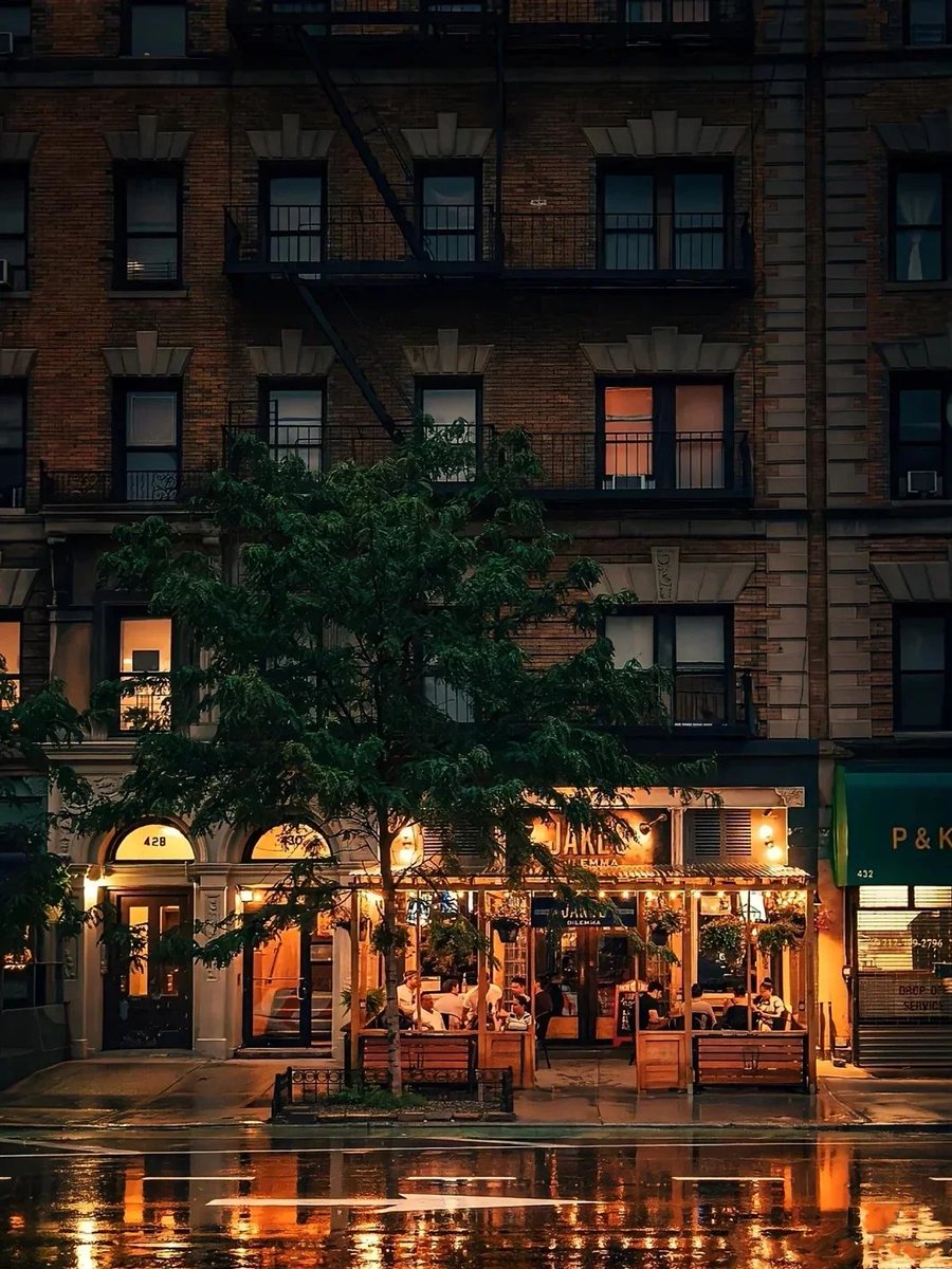 Priyammm__'s tweet photo. In the heart of Manhattan, the night unveils a spectacle of shimmering lights and urban vitality. https://t.co/XFjwy6hXQB