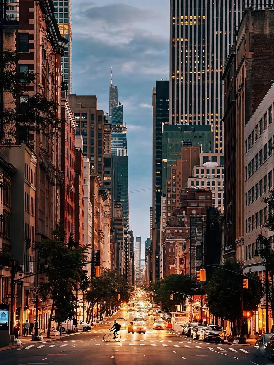 Priyammm__'s tweet photo. In the heart of Manhattan, the night unveils a spectacle of shimmering lights and urban vitality. https://t.co/XFjwy6hXQB