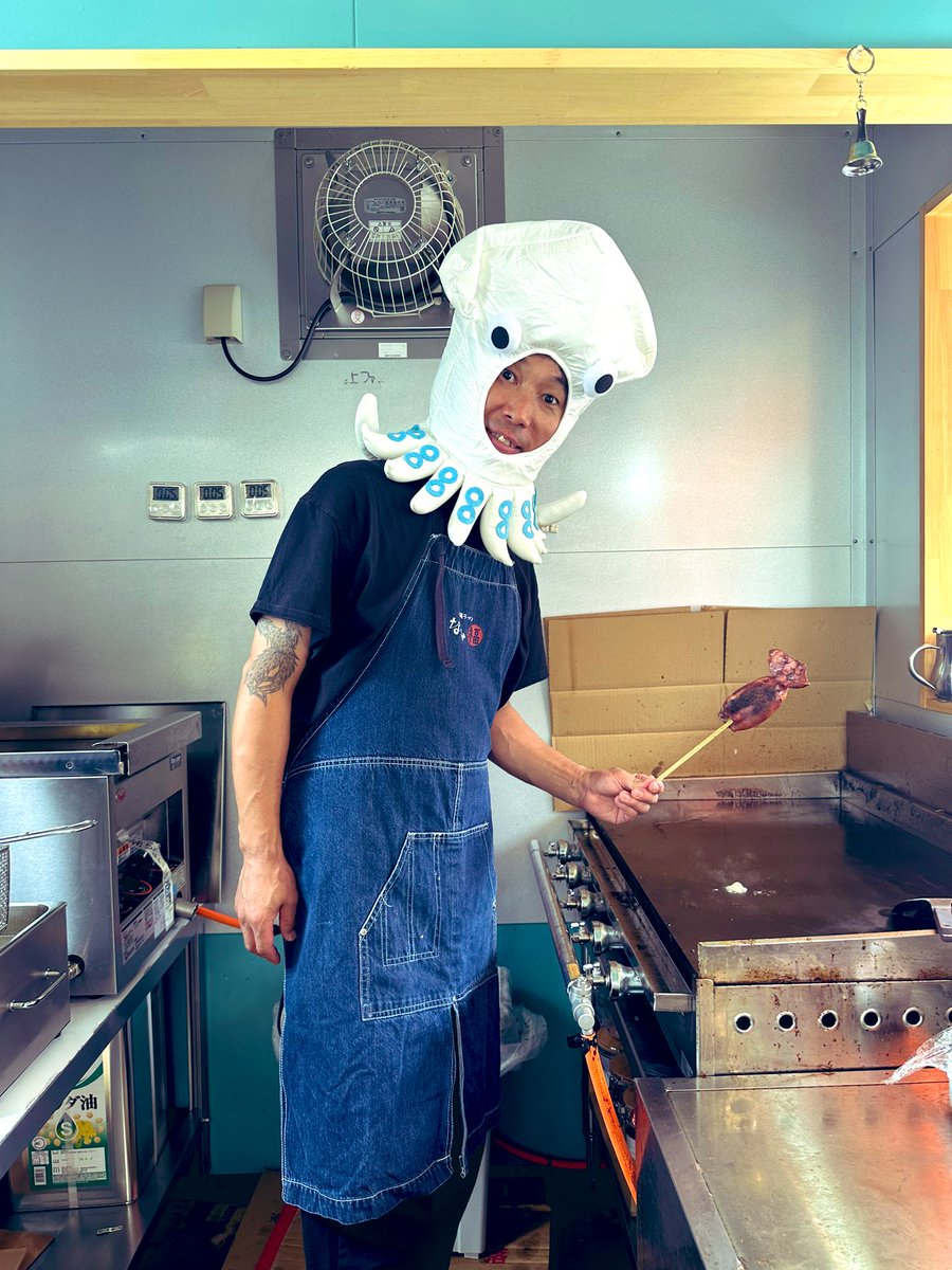 AKIHIRONAMBA's tweet photo. 今日はロックの日、NAMBA69の日、オレの誕生日ですが、
沢山の誕生日のメッセージいつも本当ありがとうございます‼️‼️
マジ元気でます❤️

オレは今日もなみ福茶屋コンテナ店でイカ焼きそばを焼いてます🦑
15日の一大イベントに向けてリハ中🔥😊

#6月9日 https://t.co/egdZCTRsfk