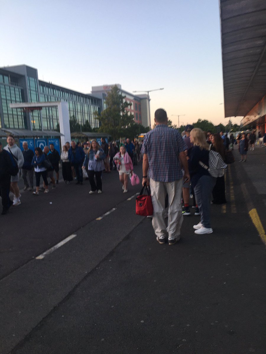 HenderCarole's tweet photo. #birminghamairport 4:57 joined security queue outside Birmingham airport- good job it’s not raining. https://t.co/VKGGSiecE8