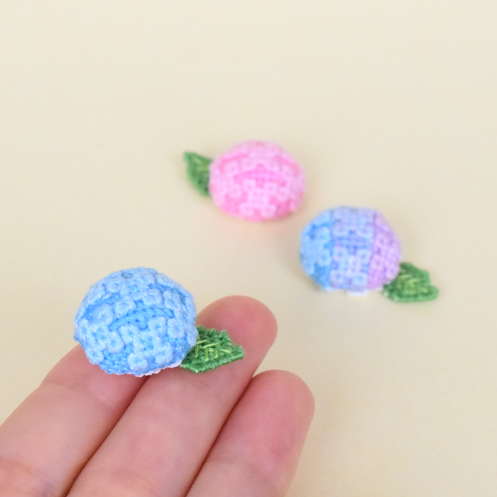 メロンパン＆肉まん試作を経て、ビニールキャンバスと組み合わせてあじさいを作りました。グラデーションは2色の糸を２本合わせて混色してみました。 #クロスステッチ #ビニールキャンバス #オリムパス