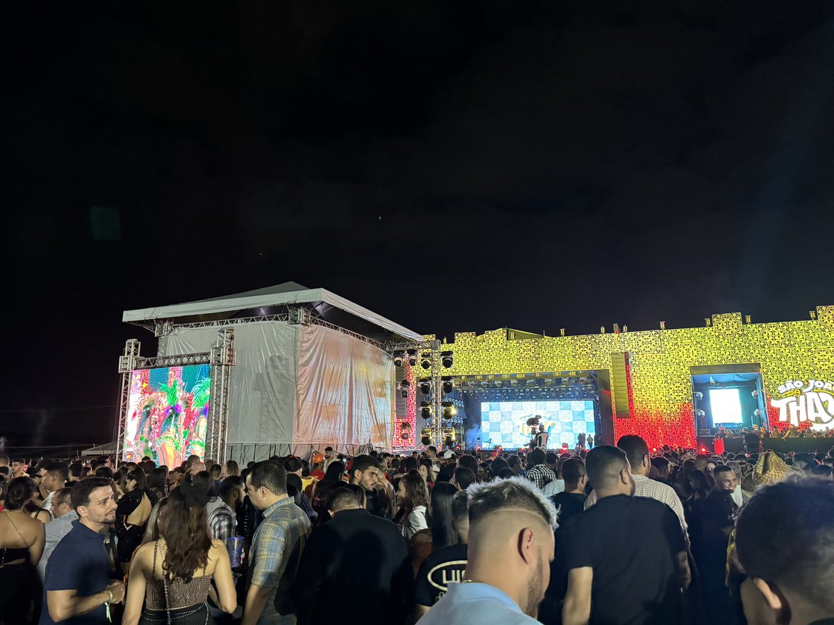 danddy_s's tweet photo. Uma mesa de som tirando toda visão do palco, área lateral apertada.. publico pagante sem visão dos artistas 
Isso é @saojoaodathay 🥵😠 https://t.co/t3jNgIaxAf