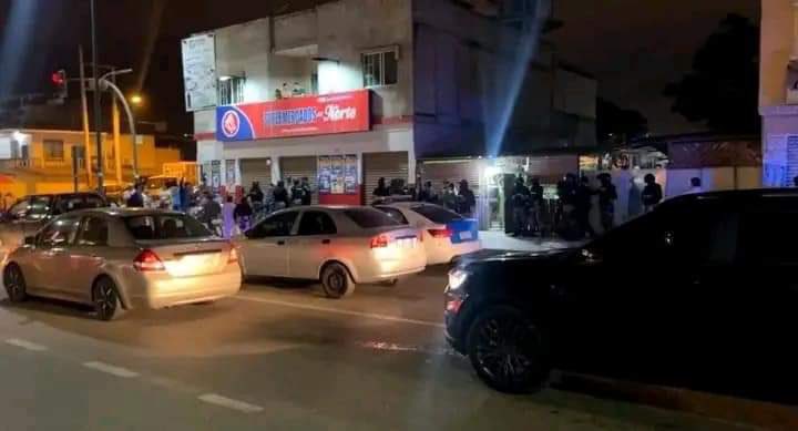 🔵EMBARAZADA ASESINADA EN MACHALA 

Una mujer embarazada de 8 meses fue asesinada mientras se encontraba acompañando a su madre en un local de venta de chuzos. Al lugar llegó un hombre con quien mantuvo una discusión y le propinó varios balazos. Ocurrió en Machala - El Oro.