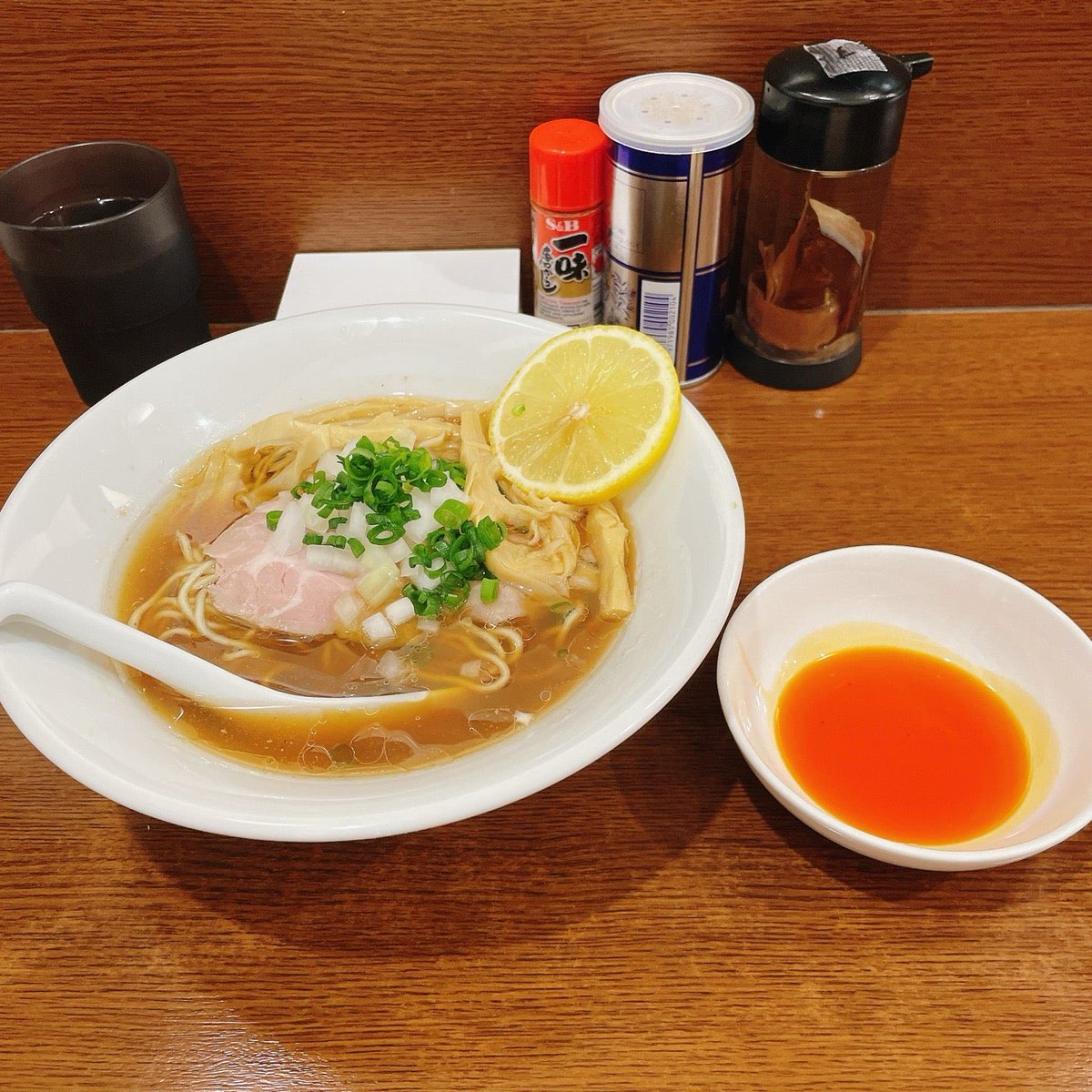 CB_Manasuke's tweet photo. I'm at 煮干し中華そば　魚魚 in 名古屋市北区, 愛知県 https://t.co/VAduaI1OPp
淡麗えびそば　辛いラー油付き

上品な🦐スープにパッツン麺。
トリニダード・スコーピオンの自家製ラー油が美味い。
バラチャチーズ丼の雑炊が良い組み合わせ。 https://t.co/AF6vrUp8r3