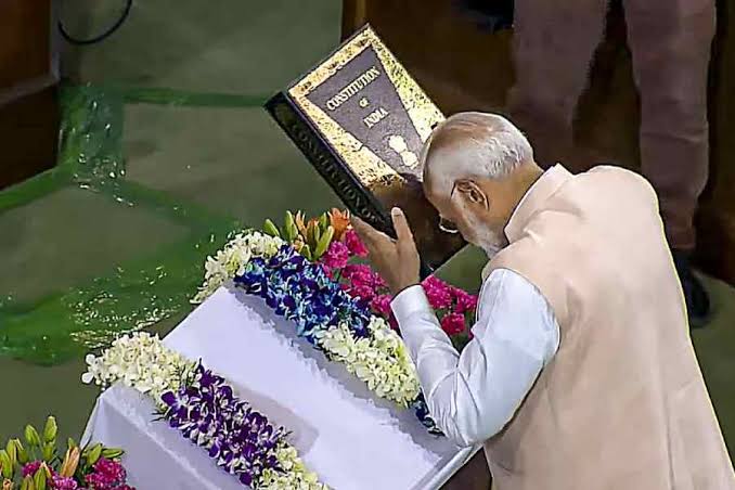 guhatweets's tweet photo. @Rashmalaii Dictatorship? What a joke! Jhuk Ke Rehna Padega Constitution ke aage https://t.co/qlVIx9jNd6