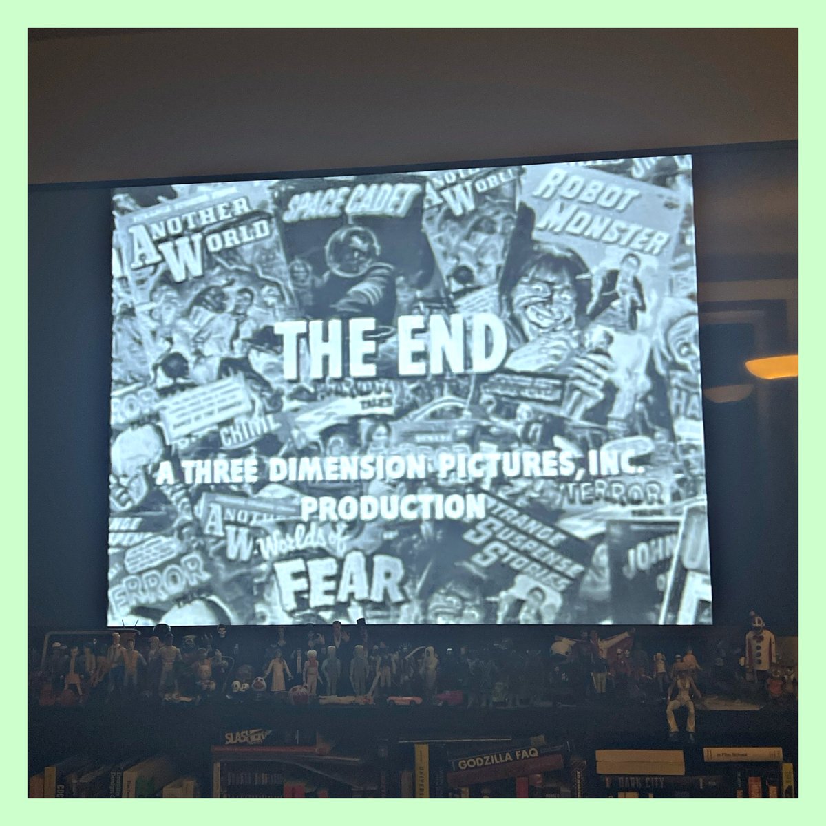 Tombs237's tweet image. That&apos;s all CREEPS! 

Thanks for joining @BarelyAshley, RO-MAN and me for one of the all-time classic &apos;bad&apos; movies, ROBOT MONSTER. 

See ya next week! 

#MonochromeCreeps 
#RobotMonster