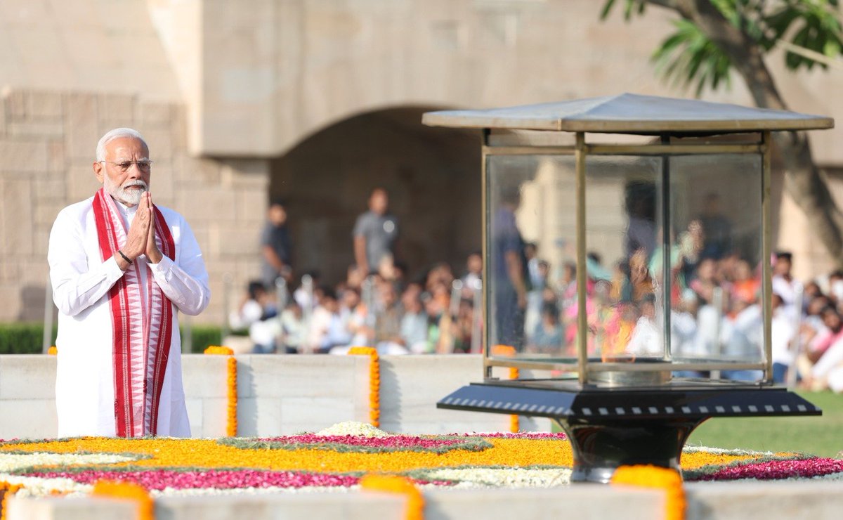 narendramodi's tweet photo. Paid tributes to Bapu at Rajghat. We are greatly inspired by his unwavering commitment to service and social welfare. His thoughts continue to guide us in building a better society. https://t.co/FtPleJCfrw