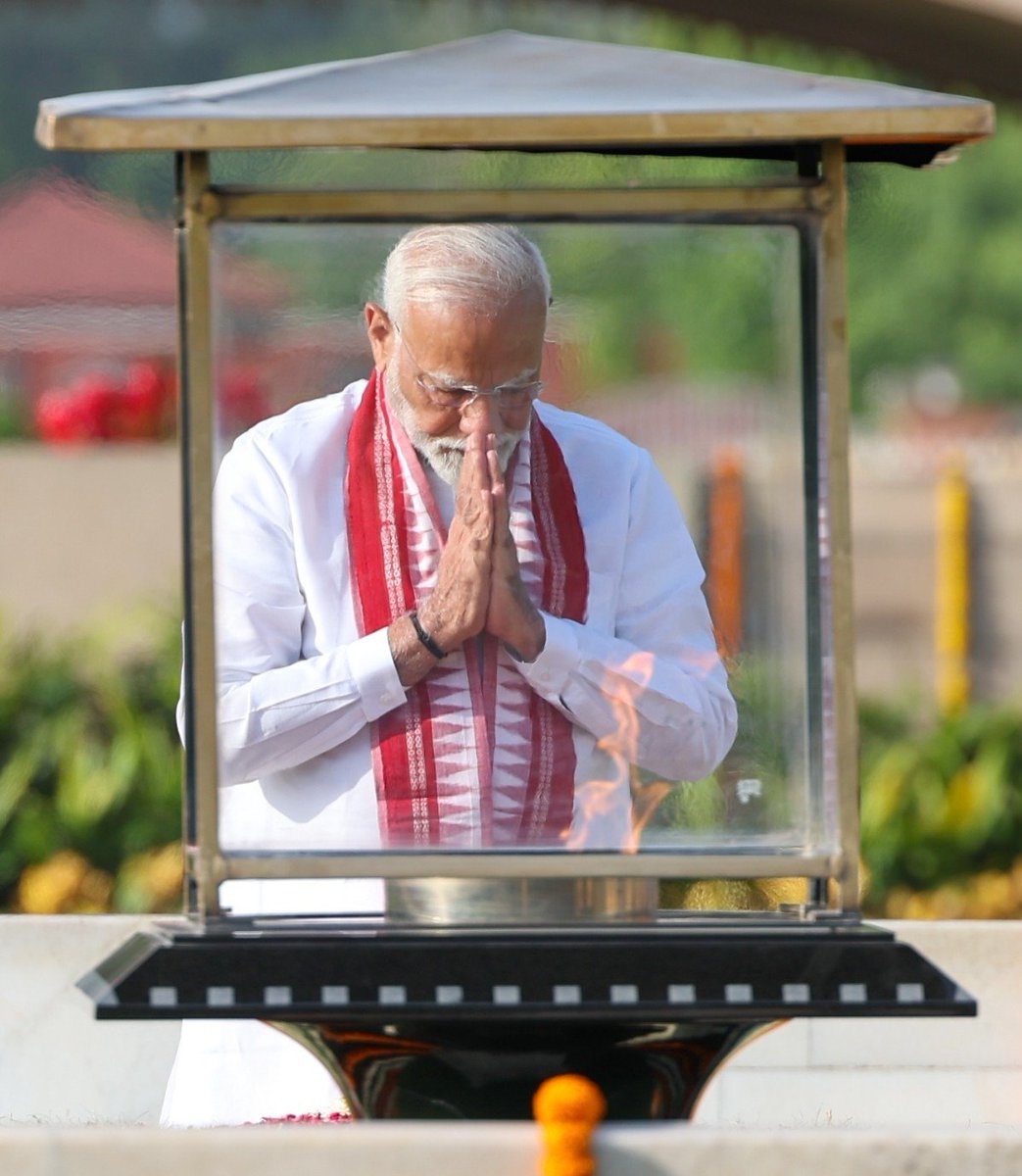 narendramodi's tweet photo. Paid tributes to Bapu at Rajghat. We are greatly inspired by his unwavering commitment to service and social welfare. His thoughts continue to guide us in building a better society. https://t.co/FtPleJCfrw