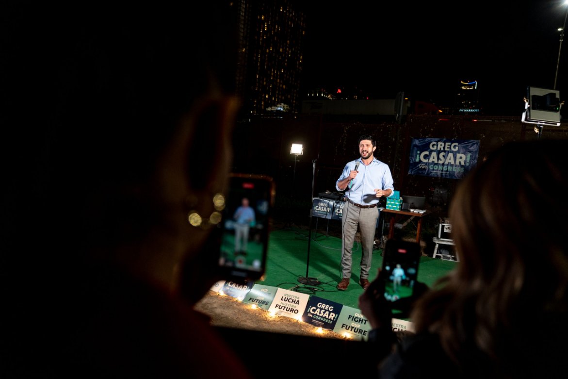 amorgan_etl88's tweet photo. Greg Casar, new Congress member and ex-labor organizer, rallies with Texas Starbucks workers for union rights, redefining Texas history and championing the Green New Deal and Medicare for All.  #UnionStrong #TexasProgress #GregCasar https://t.co/sidaJ1u8VP https://t.co/JAdySVCyAY