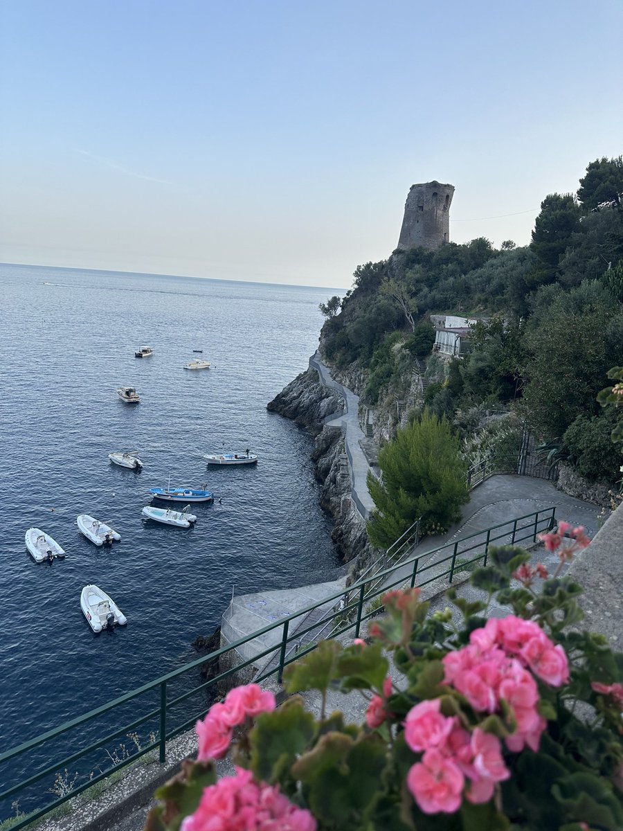 Jaynelovesshoes's tweet image. Dinner with a perfect view 
#Praiano #AmalfiCoast 🇮🇹