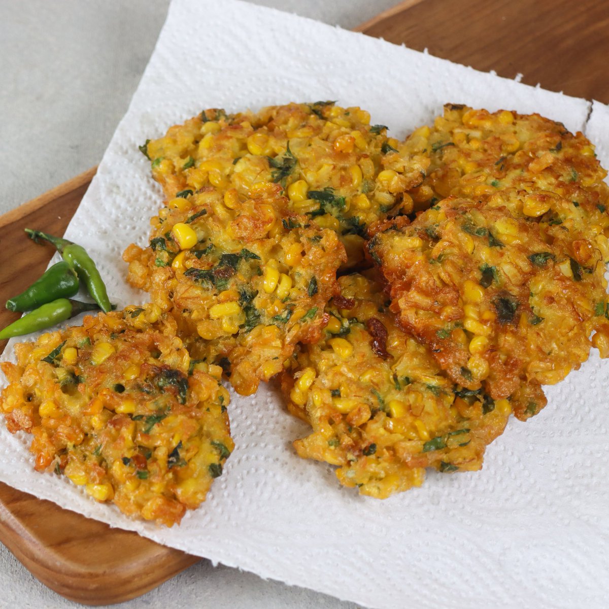 eatsimple_x's tweet photo. Cara Membuat :

1. Dalam mangkuk besar, campurkan tepung terigu, tepung beras, garam, merica, bubuk bawang putih, penyedap rasa dan baking powder.

2. Tambahkan telur dan air, lalu aduk hingga adonan menjadi halus.

3. Masukkan biji jagung, daun bawang cincang, dan daun jeruk cincang. Aduk rata hingga semua bahan tercampur merata dalam adonan.

4. Dalam wajan besar, panaskan minyak sayur dengan kedalaman sekitar 1/2 inci di atas api sedang-tinggi.

5. Setelah minyak panas, tuang adonan menggunakan sendok ke dalam wajan, lalu pipihkan sedikit dengan punggung sendok untuk membentuk patty kecil.

6. Goreng bakwan dalam beberapa batch, pastikan tidak terlalu penuh di wajan. Masak setiap sisi selama sekitar 2-3 menit atau hingga berwarna keemasan dan renyah.

7. Pindahkan bakwan yang sudah matang ke piring yang dilapisi dengan kertas tisu untuk menyerap minyak berlebih.

8. Sajikan bakwan jagung selagi hangat dengan saus cocolan favorit Anda atau sebagai lauk.

Selamat mencoba!

Pict: CanvaPro 
Thanks 𝕏 #eatsimple