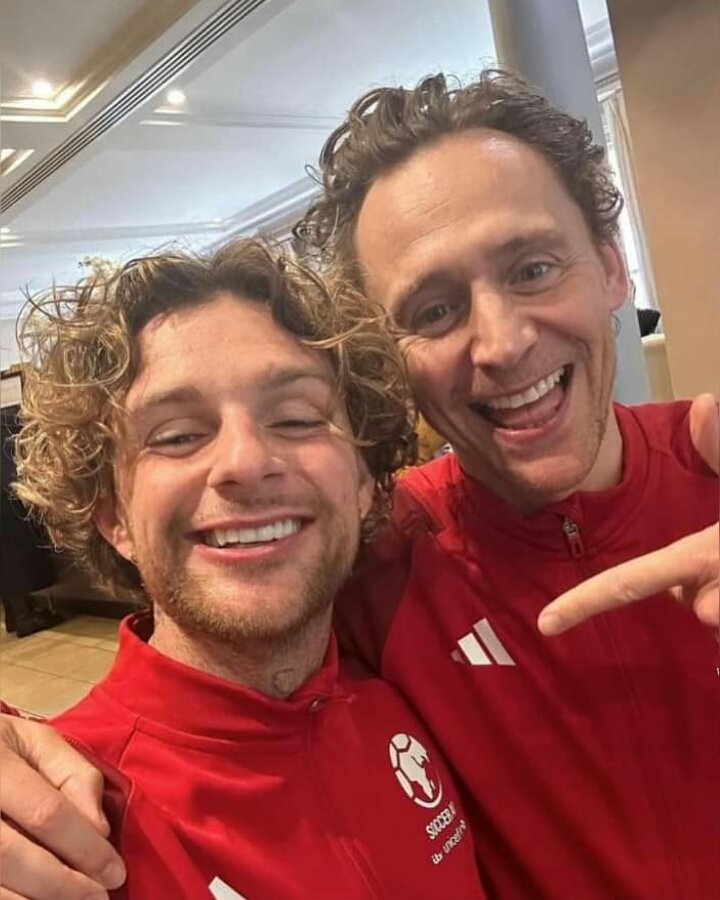 maryensenada's tweet photo. ¡Tom x 2!
Hiddleston y Grennan.
#SoccerAid
📸 Tom Grennan
#TomHiddleston #TomGrennan #SoccerAid #Unicef #Children #ChampneyString #StamfordBridgeStadium #Soccer #Hiddlesfan #HiddlesArgentina🇦🇷 https://t.co/Vo2XOx2tJ0