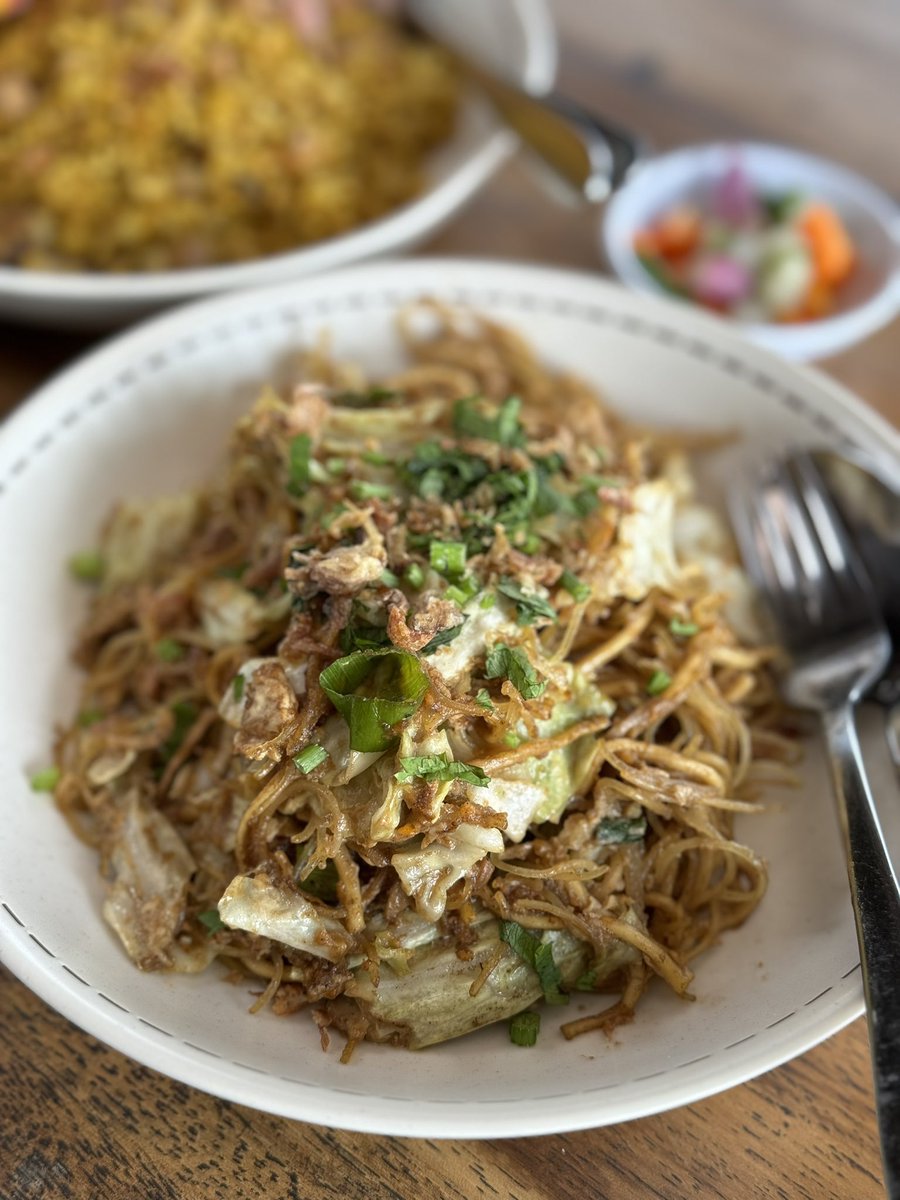 Ariefboediman's tweet photo. Jalan ke daerah gamping, mampir ke warunh kopi yang jual Bakmi jawa + Kopi cuma 25rb aja. Mau bakmi godog atau goreng, sama mereka punya nasi goreng sapi yang rempah dan toping daging nya ga maen maen. Kopinya juga ada yang milk based atau mocktail #kulyog https://t.co/vgGoYgDrg3