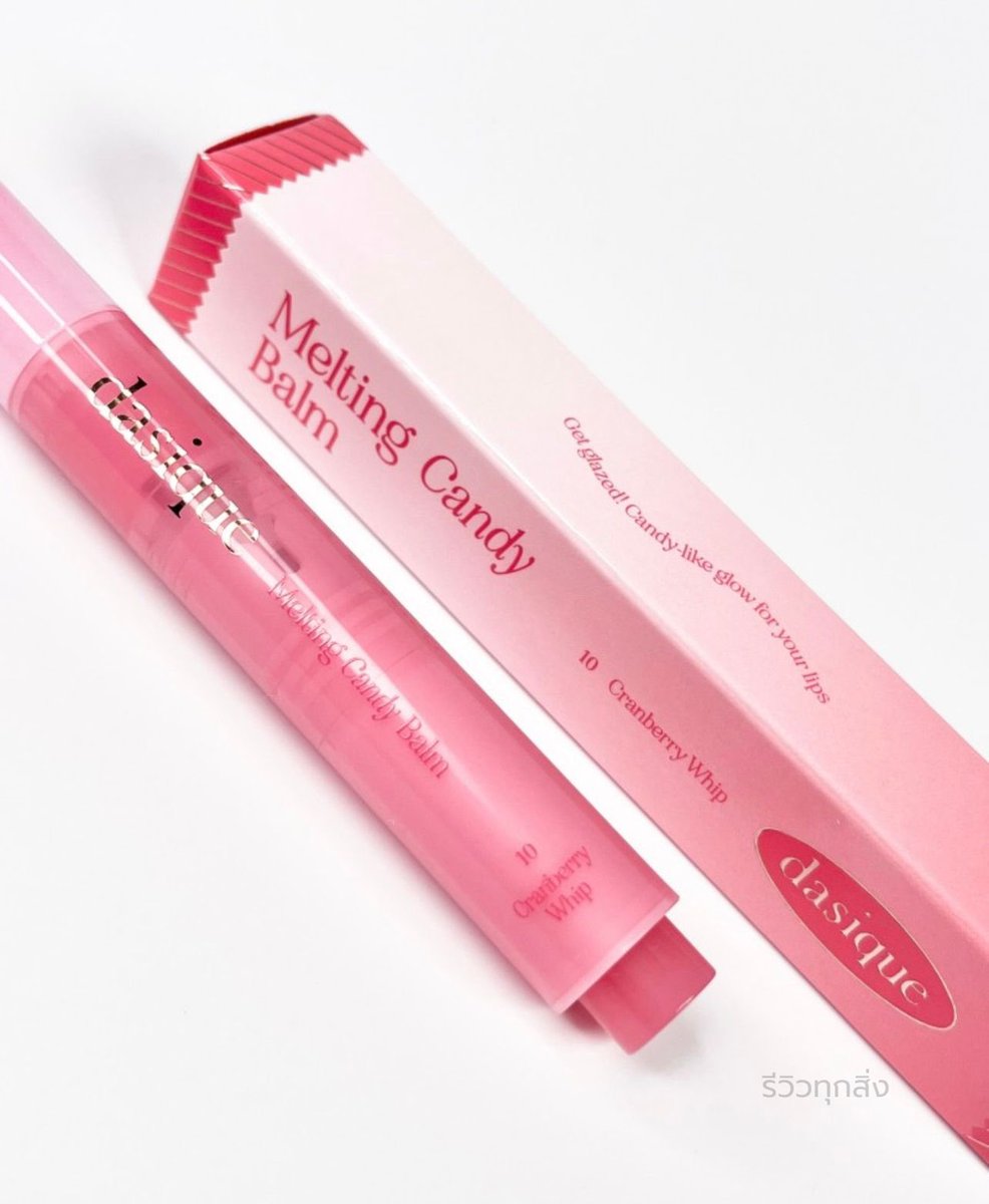 Reviewtooksing1's tweet photo. ลิปบาล์มแบบแท่งกดป๊อกแป๊กที่กำลังมาในตอนนี้ 😍
dasique Melting Candy Balm สี 10 Cranberry Whip
สีโทนชมพูอมแดงกุหลาบ ตุ่นๆละมุนนัวๆ สวยมั่กก 🌷

📌 พิกัด : https://t.co/FCvTwsDj2e

กลิ่นหอมอ่อนๆ เท็กเจอร์ลื่น สบายปาก เป็นบาล์มบำรุงที่ให้ฟีลกลอสแต่ไม่เหนอะ ทาแล้วปากฉ่ำ

#dasique https://t.co/4RB1dbMDit