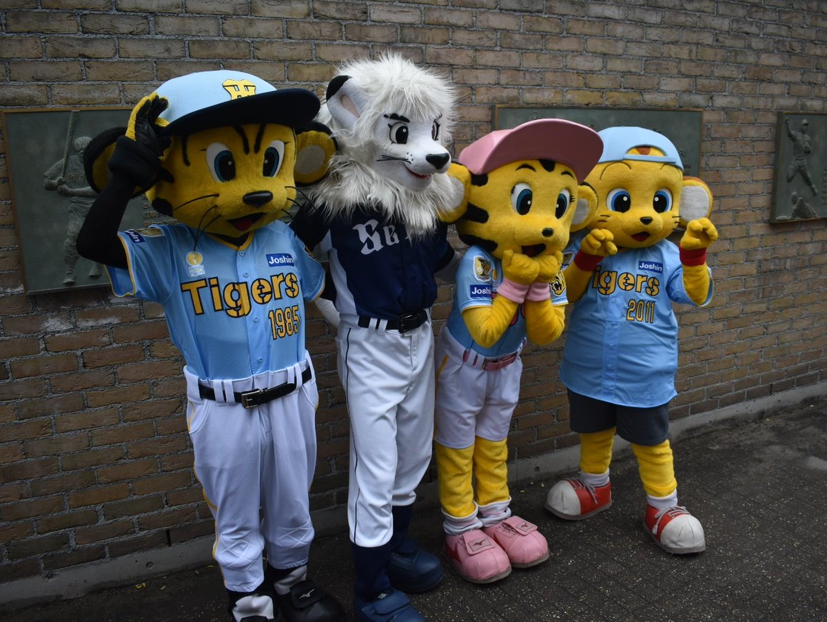 Family with Tigers Dayの特別ユニフォームを身に着けたトラッキー