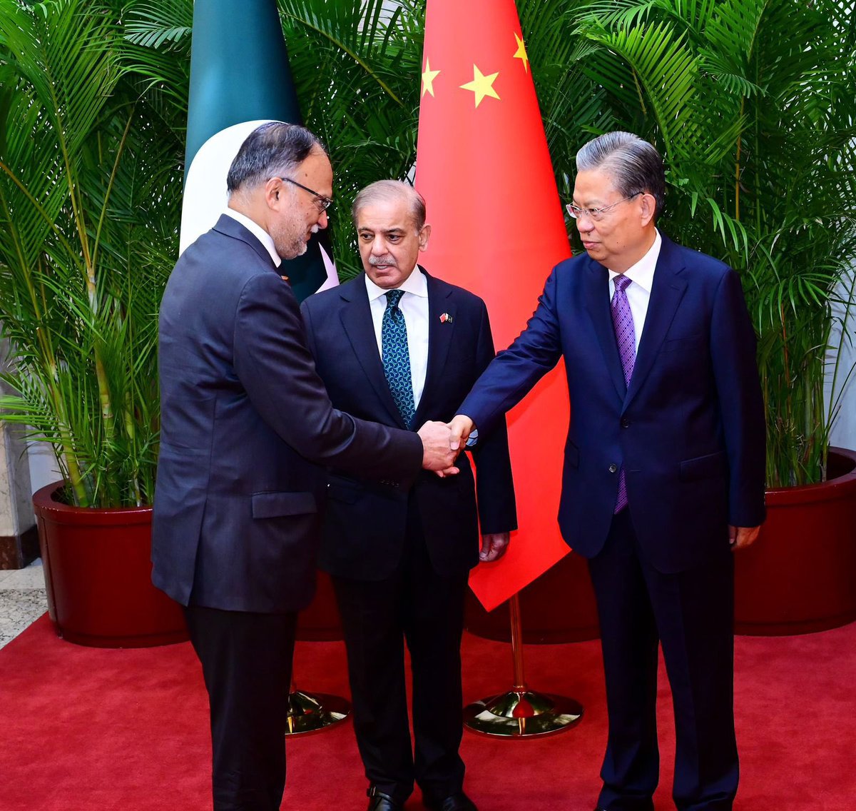CPECOfficials's tweet photo. Planning Minister Prof. Ahsan Iqbal @betterpakistan met with the Prime Minister of China His Excellency Li Qiang today. The Planning Minister is accompanying PM Shahbaz Sharif  during his visit to China. 
#CPEC
#CPECMakingProgress 
#PMShehbazVisitsChina https://t.co/vnmgAjyJdL