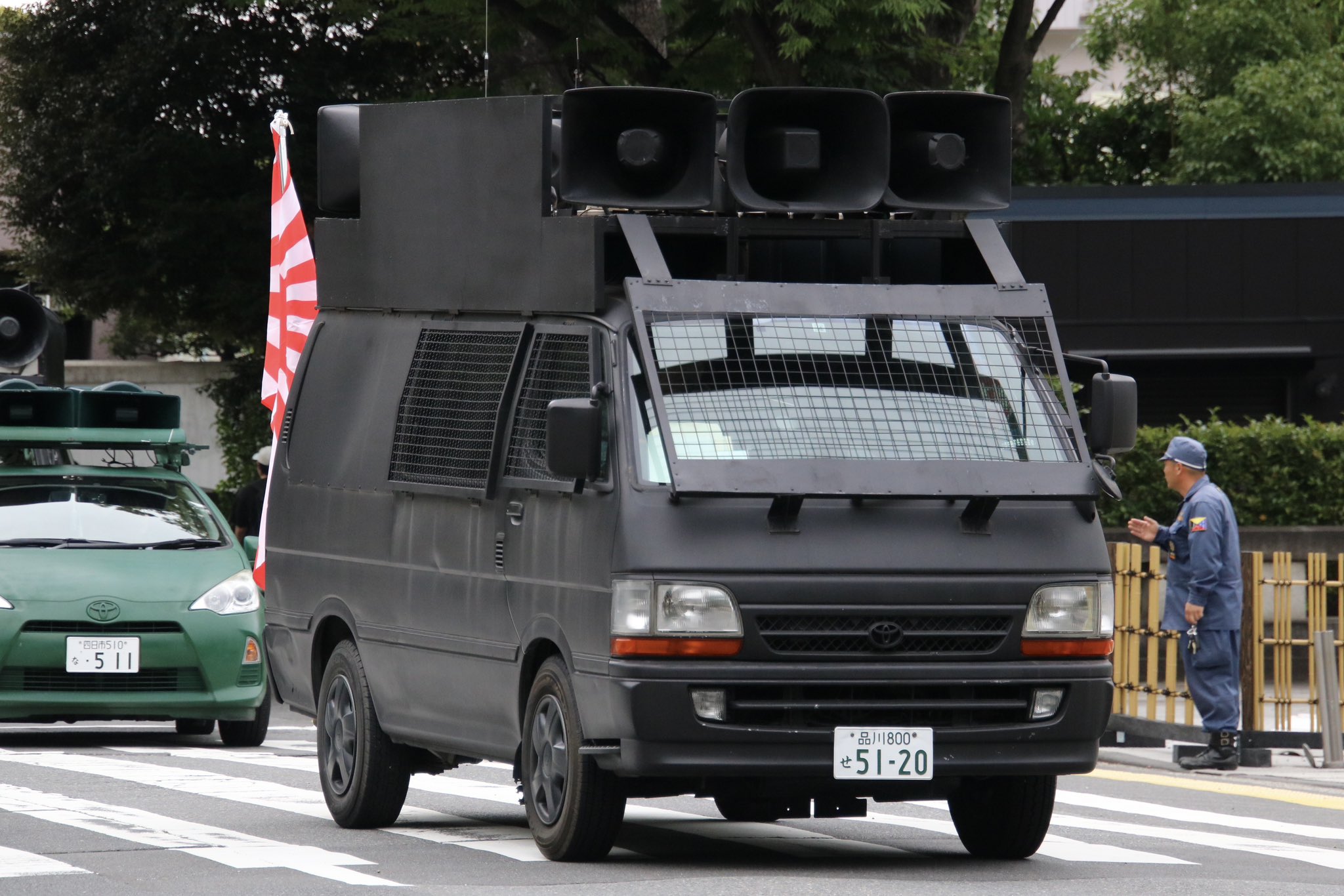 右翼街宣車ハイエース④ 右翼 街宣車 政治結社 大 会旗 - コレクション 