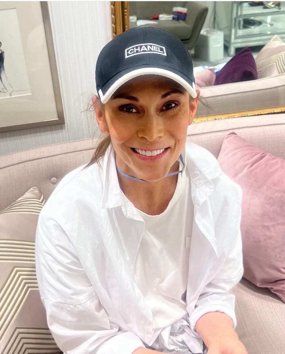 Amazing Kate Jackson, seen a few days ago. Saturday, she appeared at Burbank's The Hollywood Show, signing for &amp; posing with fans. She looks so great! bit.ly/3Xj19qH