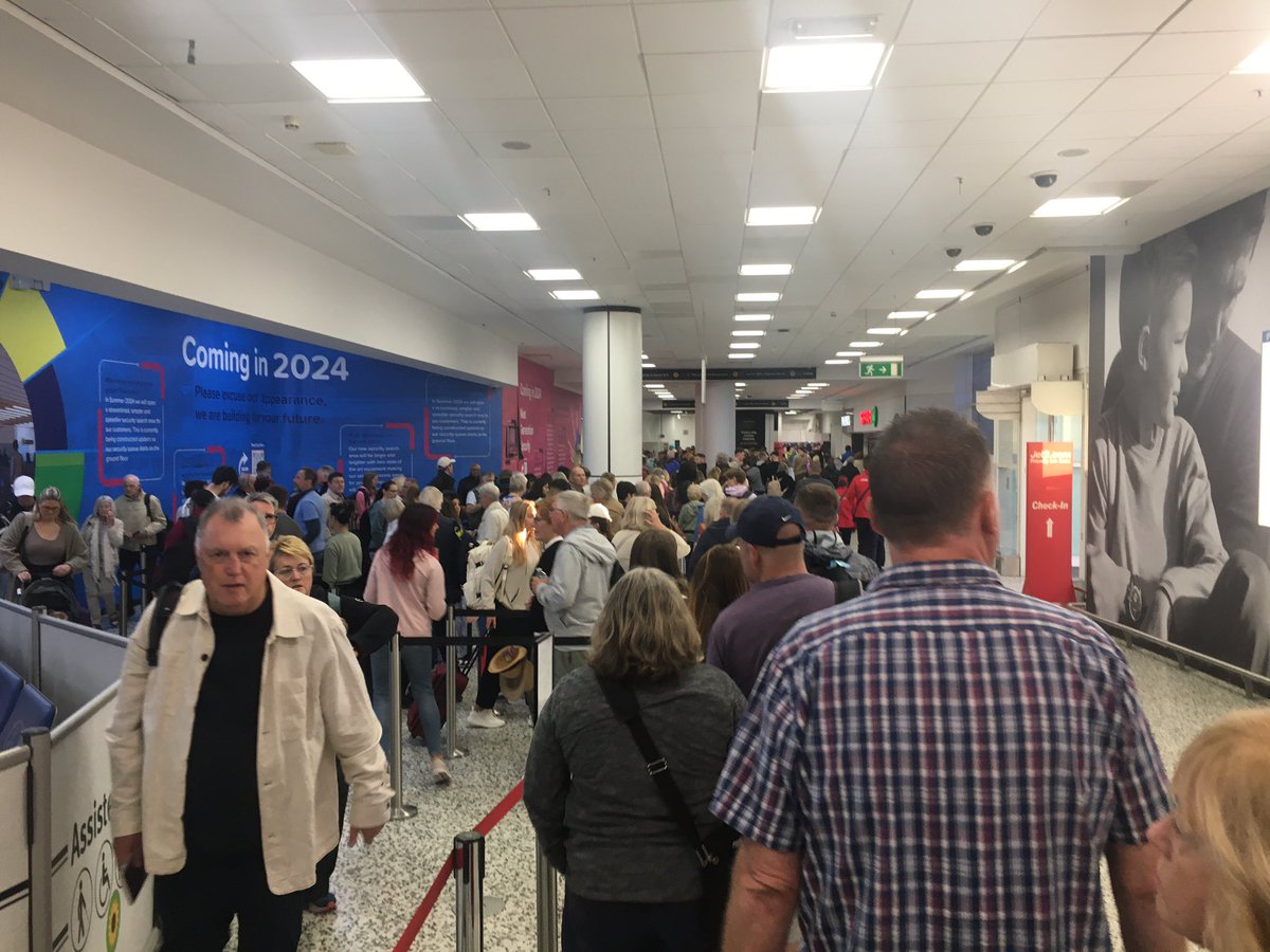 HenderCarole's tweet photo. Joined the inside queue now https://t.co/r6CEgatuhk
