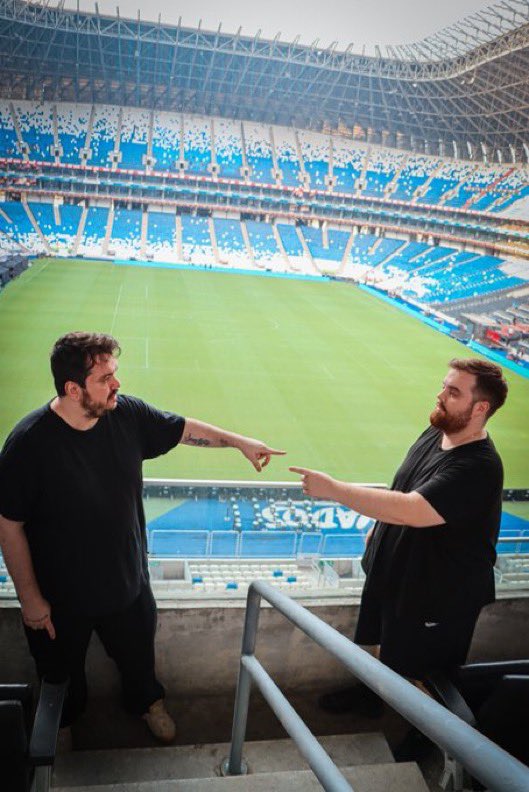 IbaiLlanos's tweet photo. Son las 6:30 de la mañana en España. 

Jugamos la final del mundo contra un equipo Brasileño que ha ganado todos los partidos, y encima su presidente es mi hermano. 

Entrad en Twitch. 

Porcinos vs G3X. Estamos en Twitch. https://t.co/KoOKqynJqT