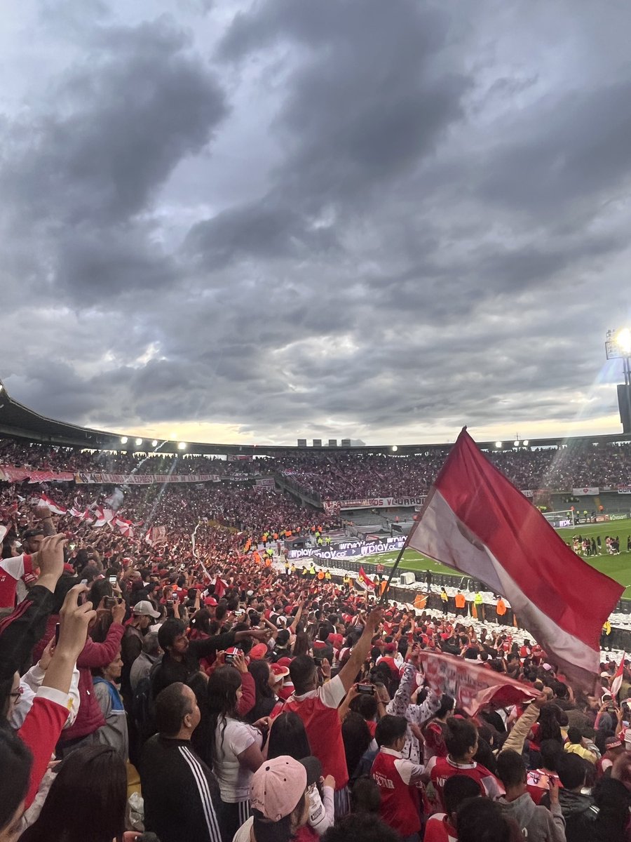 Eduardo Méndez a <a href="/ELTIEMPO/">EL TIEMPO</a>:

"Al final del partido, nos agredieron a varios de Santa Fe, a los directivos especialmente, recibimos empujones y nos agarraron a pata". 

Por esa razón, NO se permitirá hinchada visitante en Bogotá.

El Campín será 100% rojo.