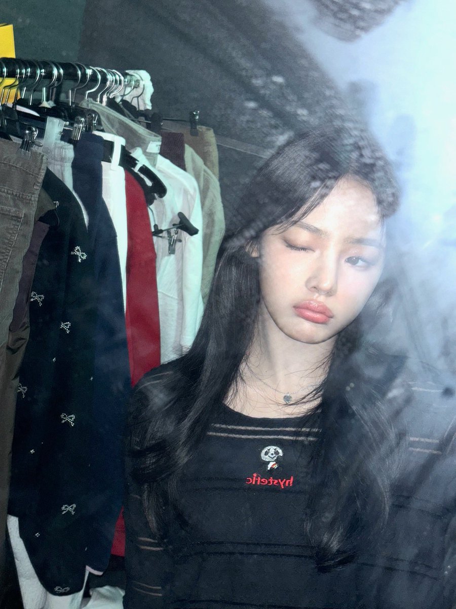 플래시 터트려서 찍는 거울셀카 너무 고트하심