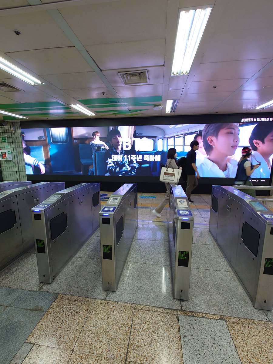 solo_busan_bts's tweet photo. ＃弘大入口駅広告BTS 🐹
下見へ😄

乗降数が多い駅だから、　
平日の空いてる時間に
また撮影に来ま〜す！

たまたま、ホビ来てくれたから😍置きます！
　
🐿ぺんチングへ届け✨😄

＃ぼっち渡韓24おでんソクジンお迎え編
#welcomehomeJIN
#BTS11thAnniversary 💜
#おかえりソクジン
#김석진　#金碩珍　　#Seokjin
#TheAstronaut #JIN 
#BTSJIN #방탄소년단진 @BTS_twt
#어서와석진
💛#김석진씨하트