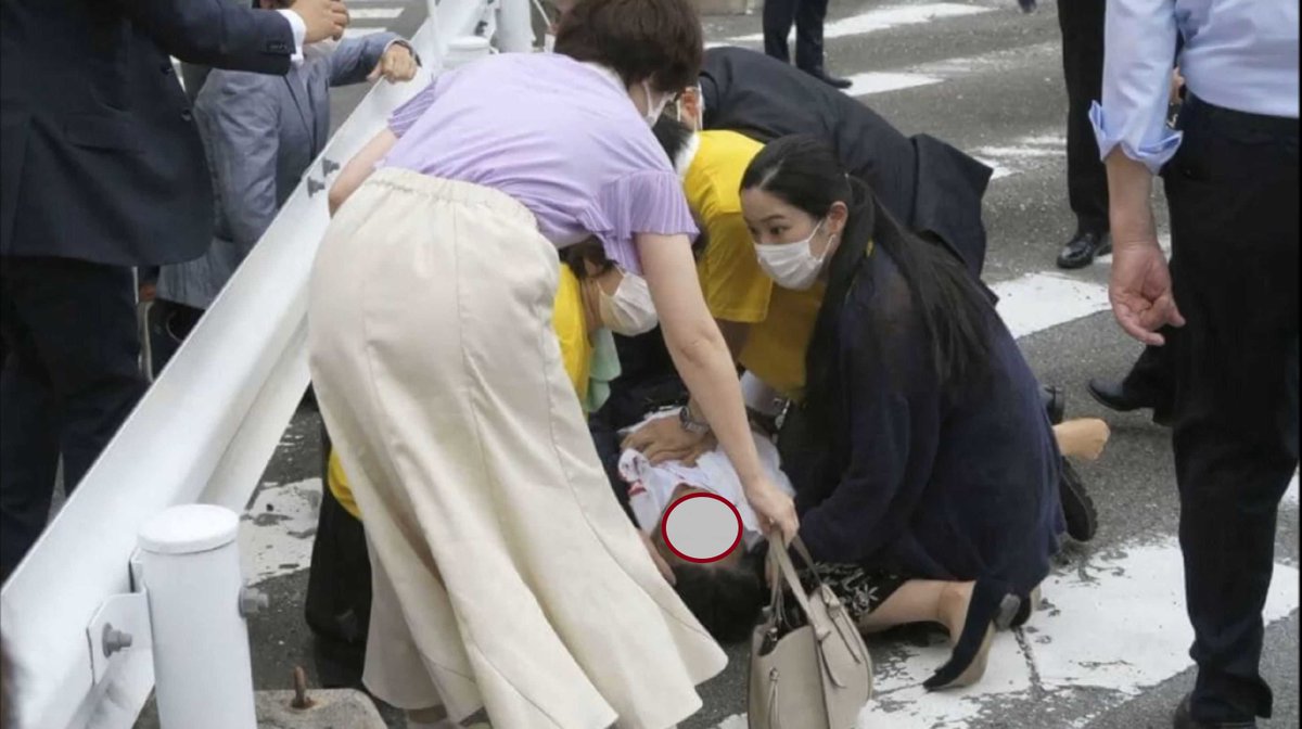 asdzxc58838143's tweet image. 安倍氏が四つん這い状態から…頸部瞬間…ブルーシート…救急車… ほぼ、完全に囲まれて、…
映像情報等が少ないので、私見(推測)の文字写真4枚、ご参考までに...
(情報が少ない為、私見と推測なので、後日に削除する。かも。 ポスト写真等のスクショの引用.転送がOKです)