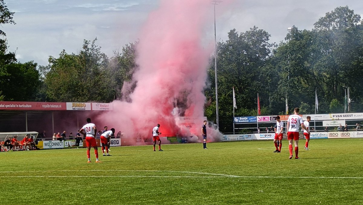 PuckJansen1954's tweet image. In een heet potje plaatste #FCsGravenzande zich voor de 3eDivisie, door met 1-0 te winnen van #GVVUnitas Het paste in de wedstrijd, dat het door een kluts goal in de laatste minuten gebeurde.  #Unitas krijgt komende week nog een herkansing, om in de 3eDivisie te blijven.