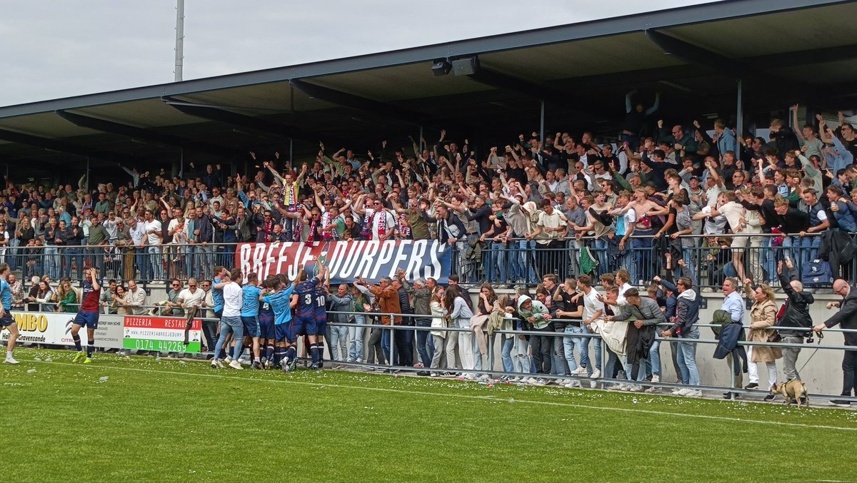 PuckJansen1954's tweet image. In een heet potje plaatste #FCsGravenzande zich voor de 3eDivisie, door met 1-0 te winnen van #GVVUnitas Het paste in de wedstrijd, dat het door een kluts goal in de laatste minuten gebeurde.  #Unitas krijgt komende week nog een herkansing, om in de 3eDivisie te blijven.