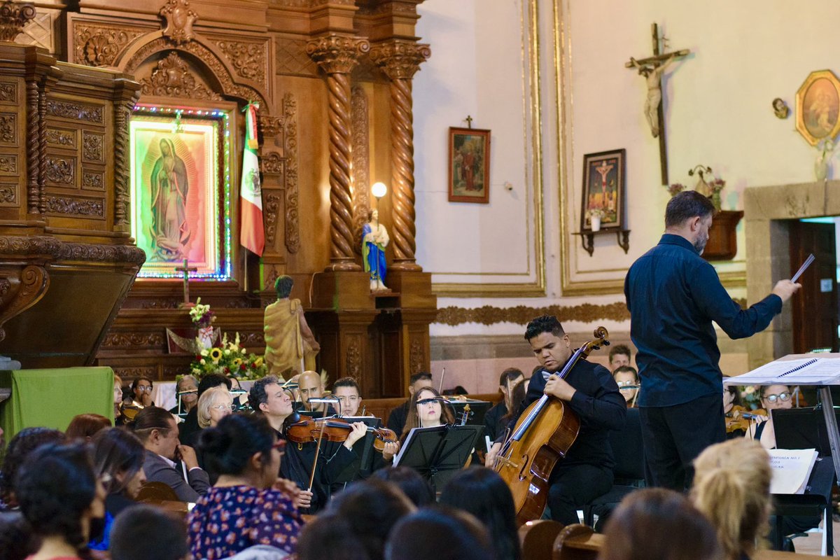 OSEMoficial's tweet photo. Agradecemos a las familias de Temascalcingo que nos acompañaron en el bello Templo de San Miguel Arcángel, que nos abrió sus puertas este día.
Felicitamos al maestro Jean Carlos Coronado, violonchelista, por su extraordinaria interpretación, durante nuestro #Programa16.
#La150 https://t.co/wI2thkzQrt