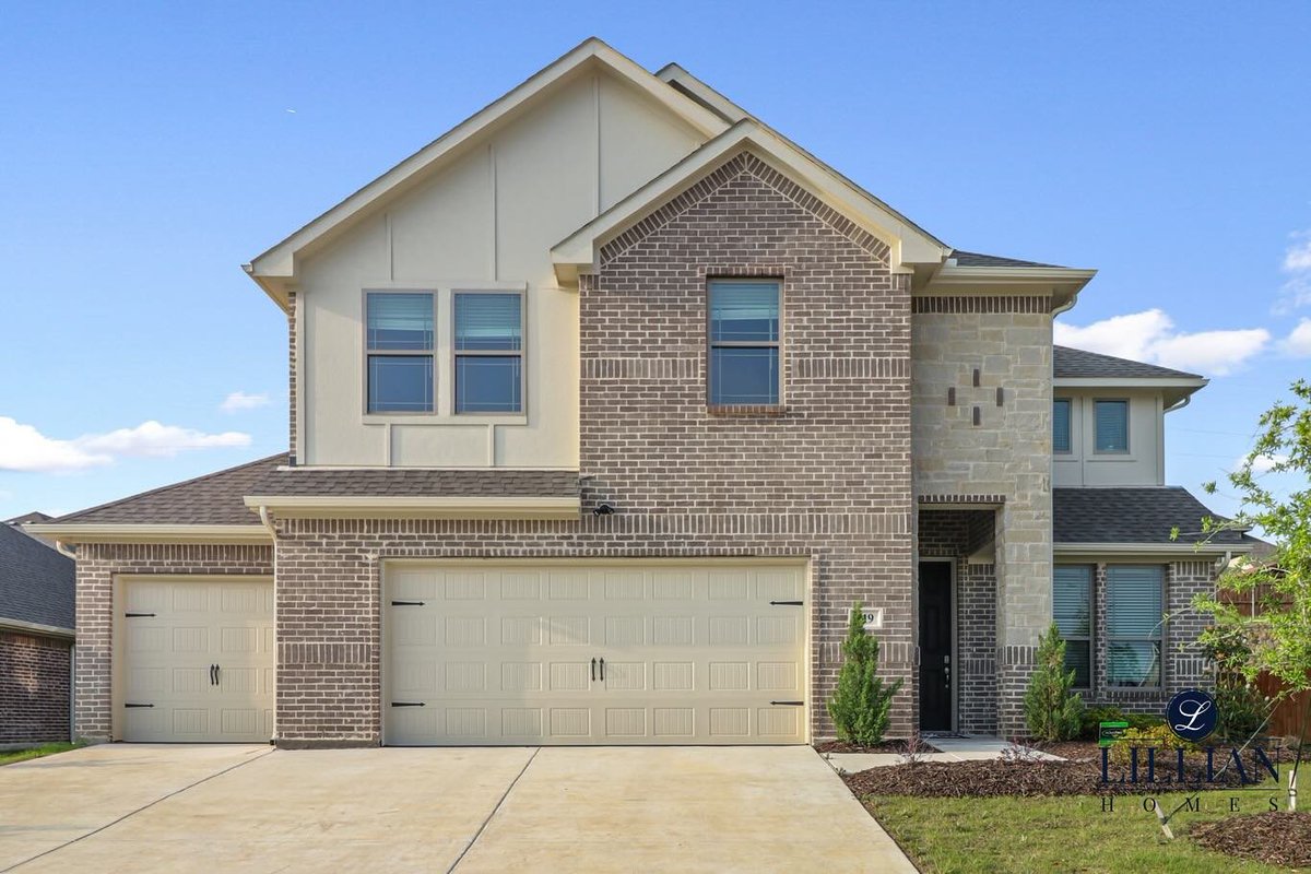 LillianCustoms's tweet photo. Discover your dream home in charming Reatta Ridge of Justin, TX! This move-in ready gem offers a spacious four-bedroom layout for $469,990.

- 519 Hillcrest Cr, Justin, TX 76247
- 4 Bed | 2.5 Bath | 3 Car Garage | Smart Home System | Game Room | 2,659 Sq. Ft. https://t.co/JxdNiRzJq9