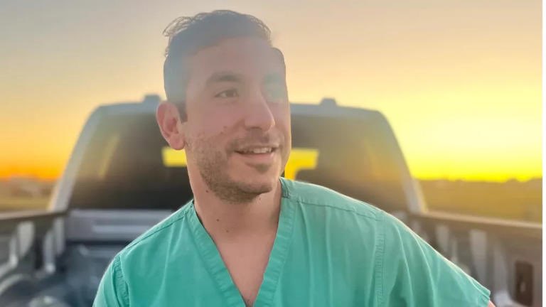 libsoftiktok's tweet photo. This is Dr Eithan Haim. He blew the whistle on a Texas children’s hospital breaking Texas law and performing s*x change surgeries on minors.

He’s now facing criminal charges from Biden’s DOJ.

Democrats continue to defend child m*tiIation and c*strat*on. https://t.co/48DOwp7h5E