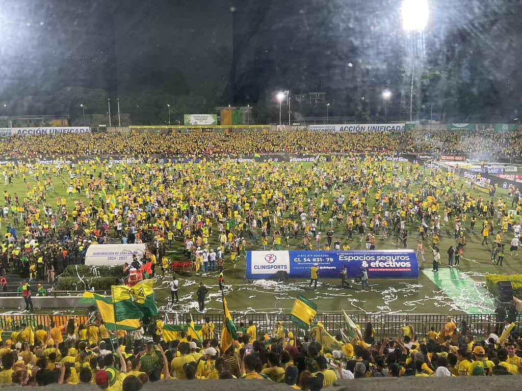 Para la gente que está criticando, solo les digo que la única manera de explicarlo es siendo hincha de éste equipo, me tardaría 75 años para darle una explicación al respecto, no traten de entenderlo, y conformense con nuestra felicidad por éste equipo. Vamos <a href="/ABucaramanga/">Atlético Bucaramanga</a> 🔰🔰🔰