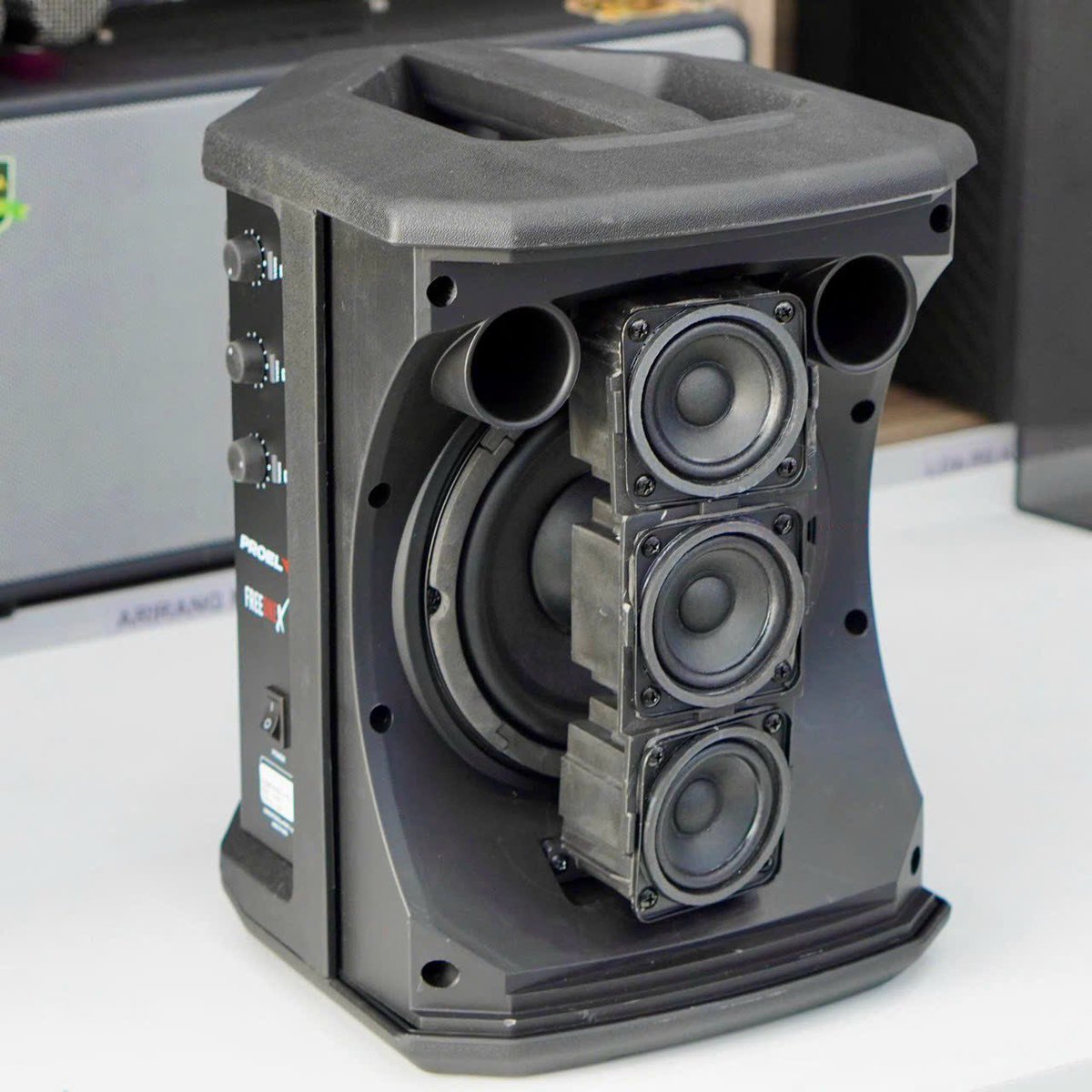 DuyMusicGo's tweet image. Con loa di động đủ sức đáp ứng nhu cầu hát karaoke của bạn #Proel #FreeOneX mà giá cực kỳ tốt🔥🔥

Trải nghiệm trực tiếp tại Music Go!!