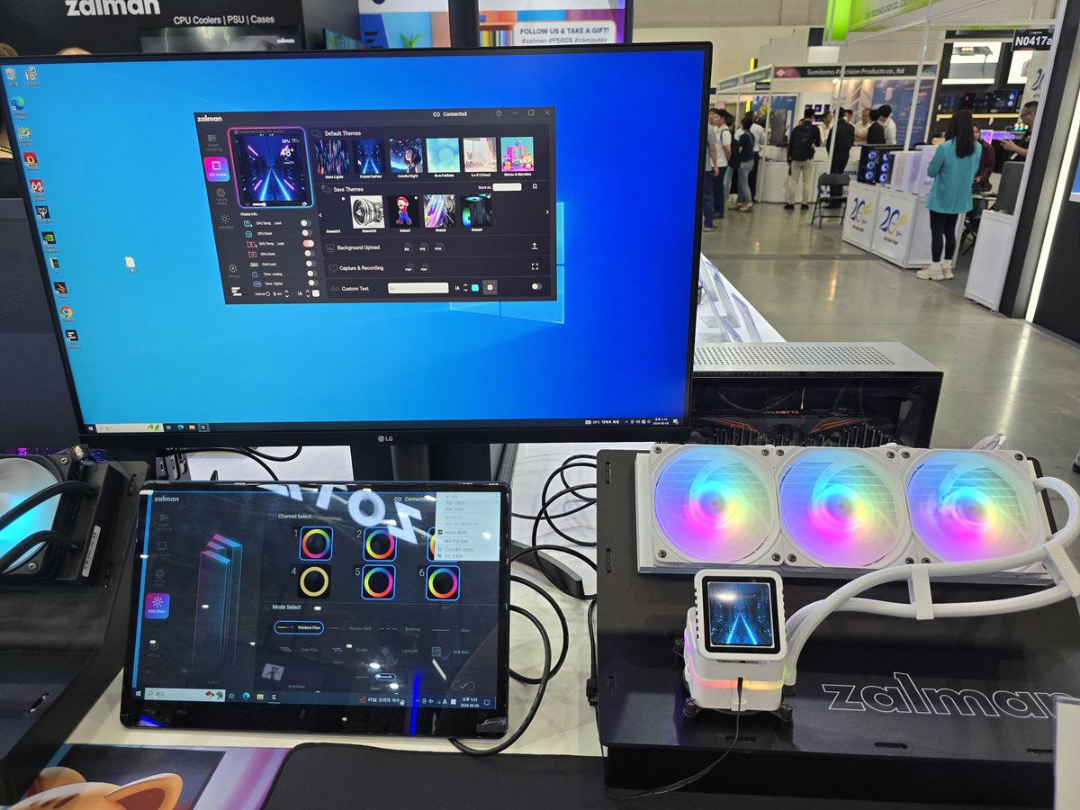 ZALMAN のAIO CPU クーラー  同社の専用管理ソフトで制御ができ、CPUブロックの液晶角度を変えられるようになってる。
ベンチ用のまな板ケースに使え！ってことかな？

#ZALMAN
#Computex2024
#Taiwan