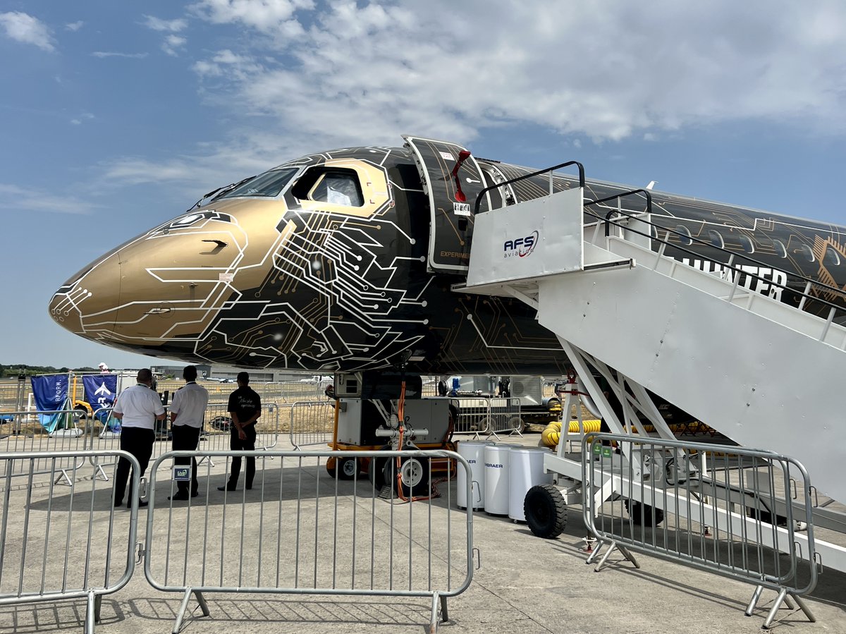 AvgeekMel's tweet photo. 5 days to go until @FIAFarnborough - the very distinctive gold livery on this @embraer #profithunter seen at the airshow in 2022 #embraer #aviation #farnboroughairshow https://t.co/I0YHtpq3yF