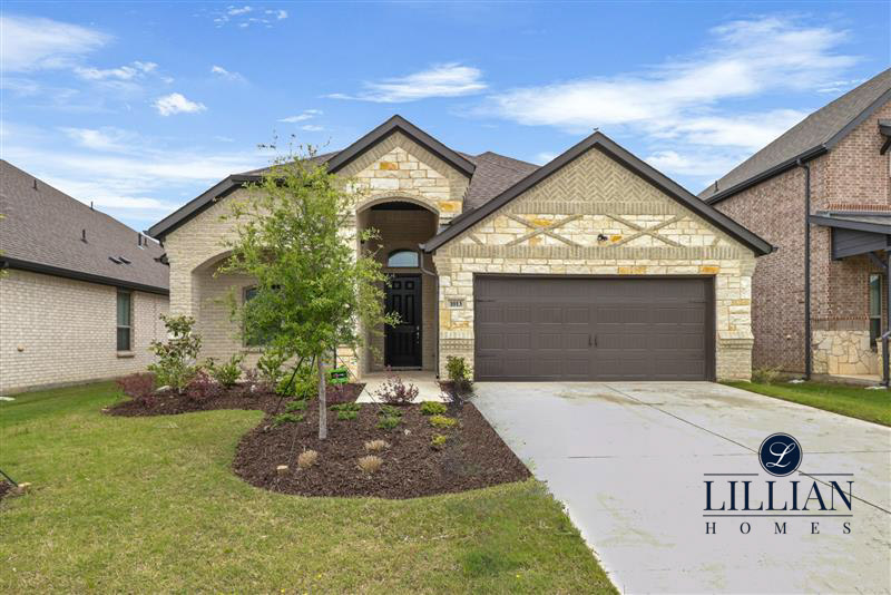 LillianCustoms's tweet photo. Move-in ready home crafted by Lillian Homes priced at $419,99! This beautifully crafted home is available in Hidden Vistas, located in Burleson, TX, just south of Fort Worth.

📍 1013 Catskill Ct. Allegheny Dr, Burleson, TX 76028
🏡 4 Bed | 3.5 Bath | 2 Car Garage | 2,466 Sq Ft https://t.co/aSvzUyA9s7