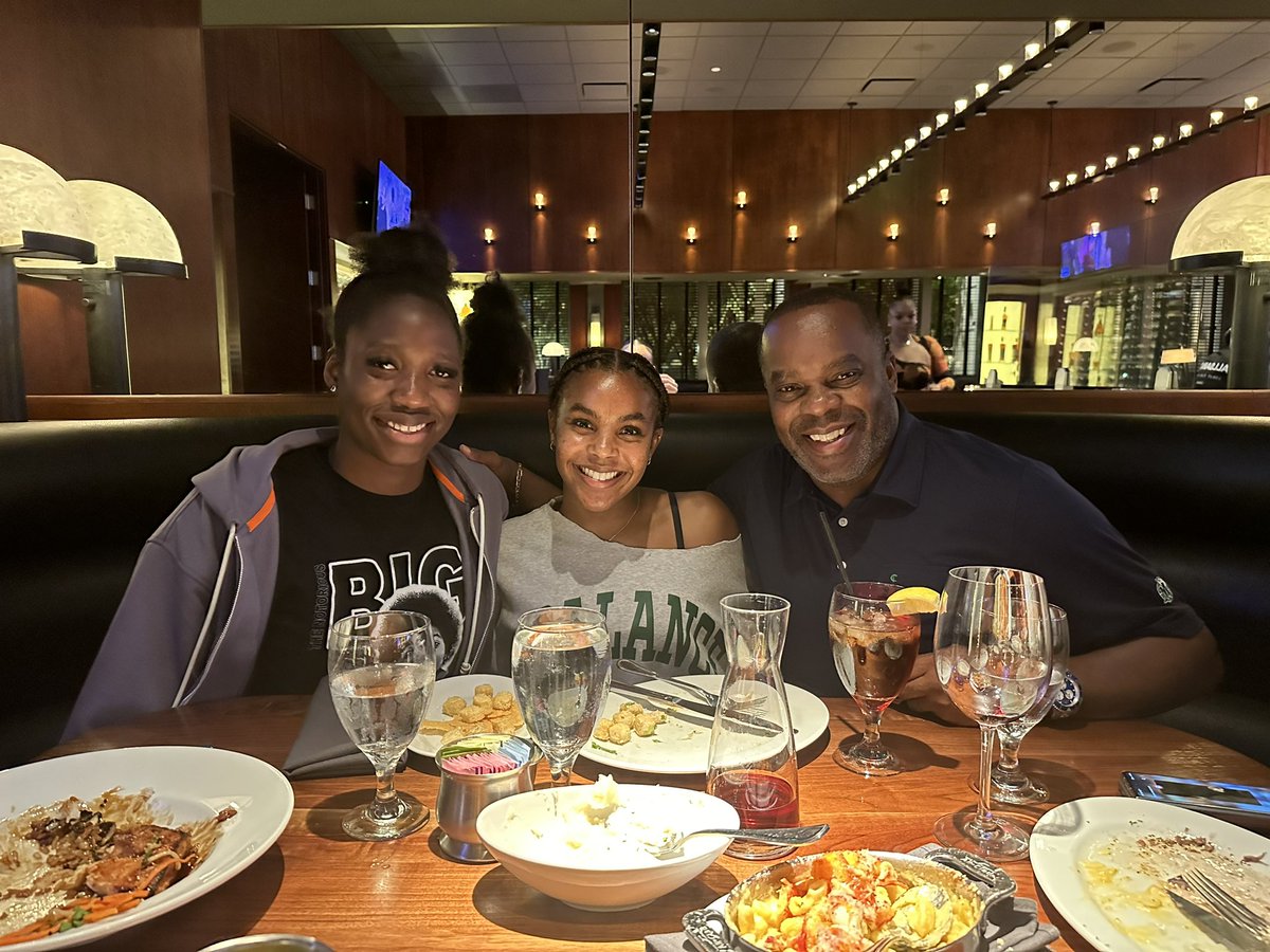 SydneyMurphy44's tweet photo. I always love when my WNBA family comes in town, just want to say thank you to @e_brezzy02 for dinner tonight and good luck tomorrow @PhoenixMercury you have a special player on your roster.❤️ https://t.co/mnOIIkwsT5