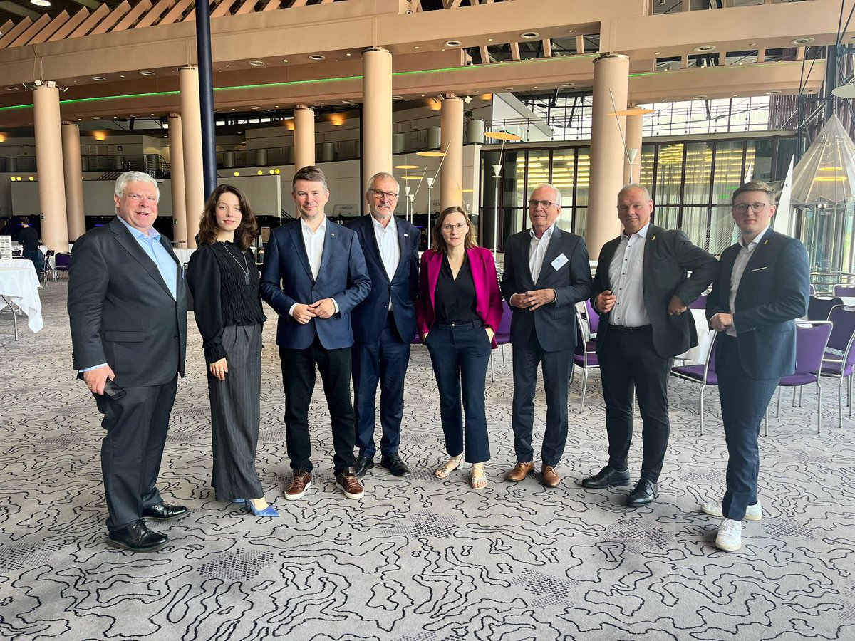 DIGeV_de's tweet photo. Das neue Präsidium der DIG mit @Volker_Beck @HartmutEbbing @juergenhardt, @stonie_kiel @MarcusFaber @BadumLisa @ConstiGanss &amp; Paula Ranft. Das ist die Kerntruppe, die Wahl der weiteren Mitglieder läuft. https://t.co/4DjCXFyBgj