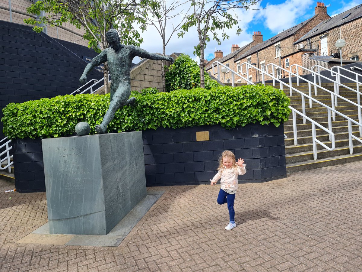 MartinScott010's tweet photo. Jemima enjoyed her day at St James's yesterday. Mimicking the great men @alanshearer 🙋‍♂️ https://t.co/lbJHmSUbun