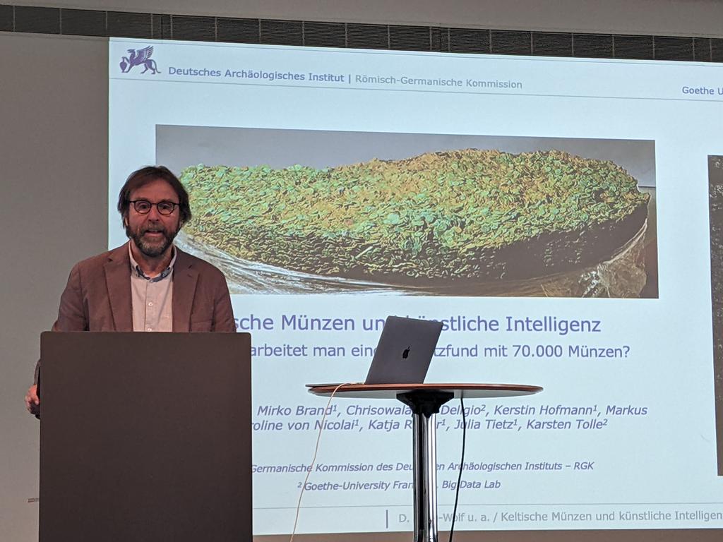 gn_redaktion's tweet photo. Der erste Vortrag "Keltische Münzen und Künstliche Intelligenz" von Dr. Wigg-Wolf. Im Fokus: das Projekt #ClaReNet
#KI
#Numismatik
#Kelten https://t.co/YiOKWqoOhP