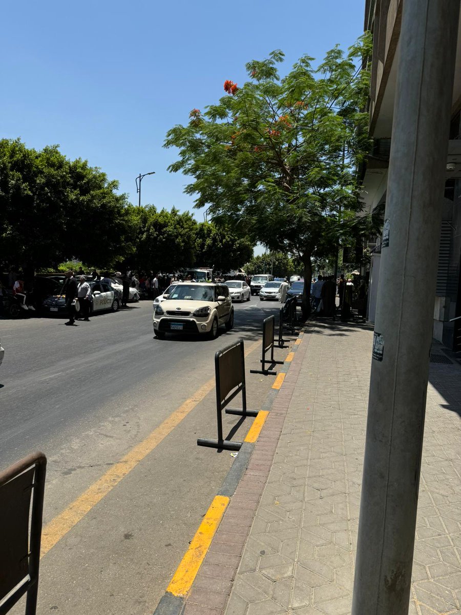 سبق لي منذ فترة مخاطبة #وزير_الخارجية #عبدالله_اليحيا بشأن هذا المنظر الغير حضاري أمام #سفارة_الكويت_في_القاهرة ، وأنه يشكل خطر أمني، وعرضت المساعدة لتنظيم الأمر، ولكن يبدو أنه لا حياة لمن تنادي. 

<a href="/MOFAKuwait/">وزارة الخارجية</a> 
<a href="/KuwaitiCM/">مجلس الوزراء الكويتي</a> 
<a href="/GPFKW/">جهاز متابعة الأداء الحكومي</a> 
<a href="/kuwaitincairo/">سفارة دولة الكويت في القاهرة</a>