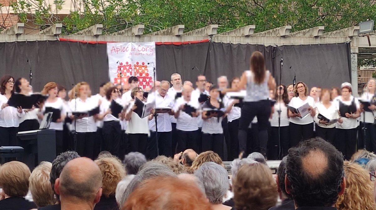 MariaJesusBolta's tweet photo. A #Meliana, aplec de #cors de l'#Hortanord, que han interpretat obres d'#Estellés, #AusiàsMarch, #Serrat, #Llach... Bravo!!! https://t.co/OLHfMVY8b5
