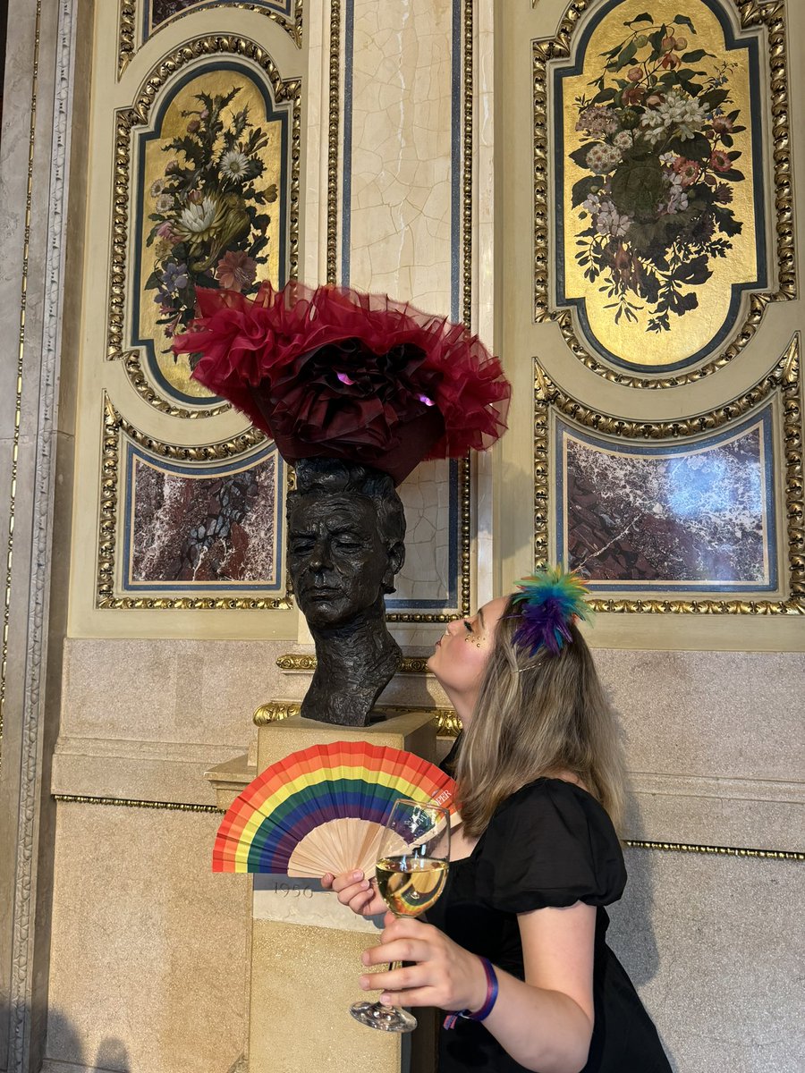 Pride party <a href="/WrStaatsoper/">Wiener Staatsoper</a> yesterday afternoon 🥰🏳️‍🌈🥂