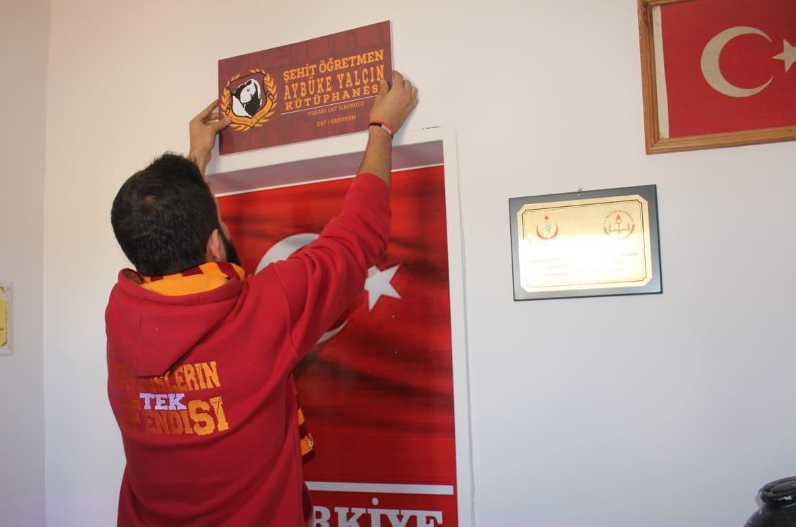 ultrAslanUNI's tweet photo. Henüz öğretmenliğinin ilk yılında Batman’da hain bir saldırı sonucu şehit olan Şenay Aybüke Yalçın’ı vefatının yıl dönümünde saygı, sevgi ve özlemle anıyoruz. Daha öğrencilerine söyleyeceğin çok şarkı vardı öğretmenim! Seni asla unutmayacağız! #ultrAslanUNI https://t.co/tRYR8Cr6S0