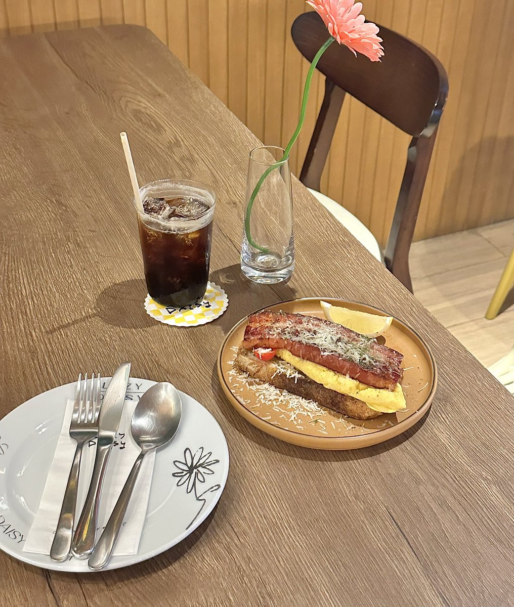 Sumleecafe's tweet photo. 𝑳𝒂𝒛𝒚 𝑫𝒂𝒊𝒔𝒚 𝑩𝒓𝒖𝒏𝒄𝒉 𝒂𝒏𝒅 𝑩𝒂𝒓 🥣🥞🎀 
            คาเฟ่ brunch น่ารักย่านอโศก ซ่อนตัวในโรงแรม Gardina Asoke กลางคืนเป็นบาร์ ตกแต่งสีสันน่ารัก ที่นั่งมี indoor และ outdoor สั่ง chunky bacon toast ชิ้นใหญ่ อร่อย
            • สุขุมวิท 16 , bkk 🌤️🍾🕯️ @aroii https://t.co/lozrknyZub