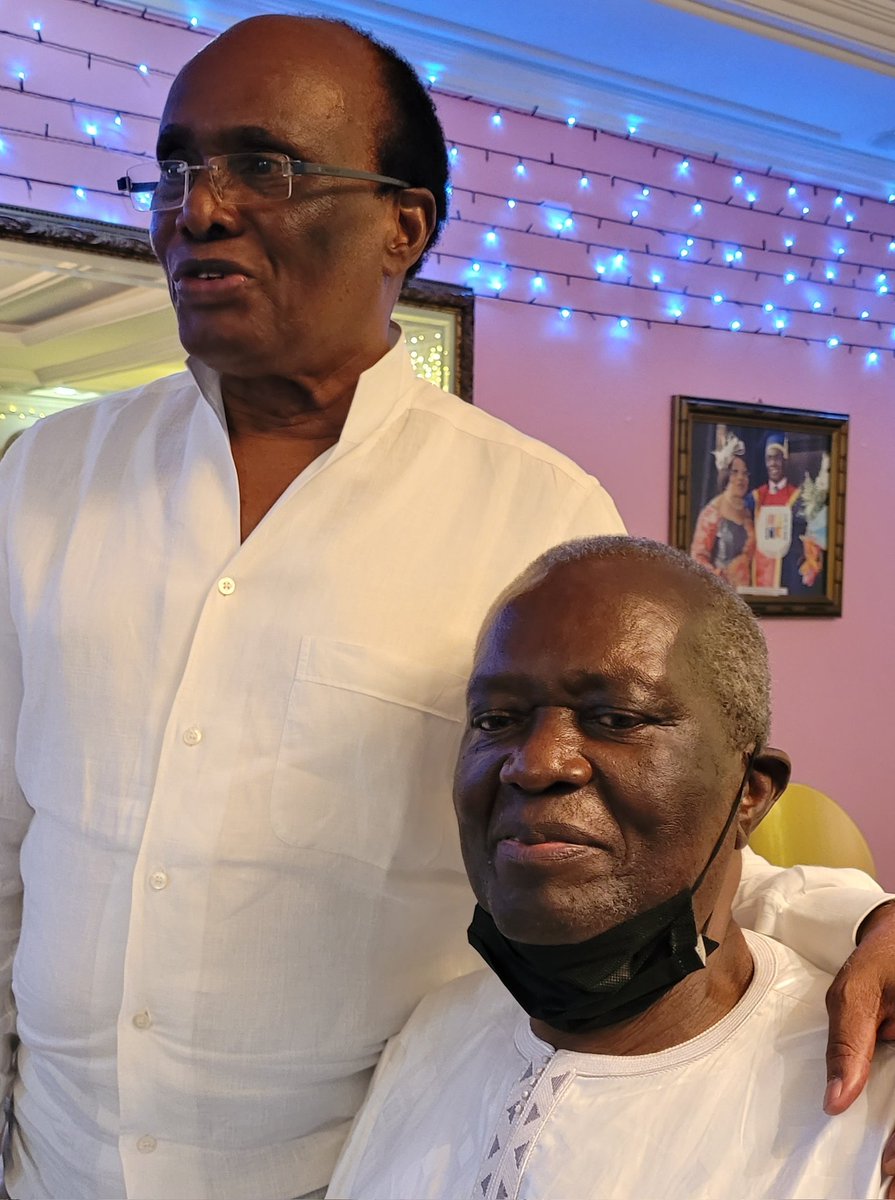 Enjeuxafricains's tweet photo. Dans la vie, Pascal #Kinduelo et Jonas #Mukamba sont des amis. Au Sénat, ils sont les doyens d'âge. Le 1er, âgé de 86 ans, en est le président provisoire. Le second, 93 ans, est certes plus âgé mais il a été élu tardivement. La sagesse a prévalu hier. Kinduelo continue donc. https://t.co/lpehk0XKmh