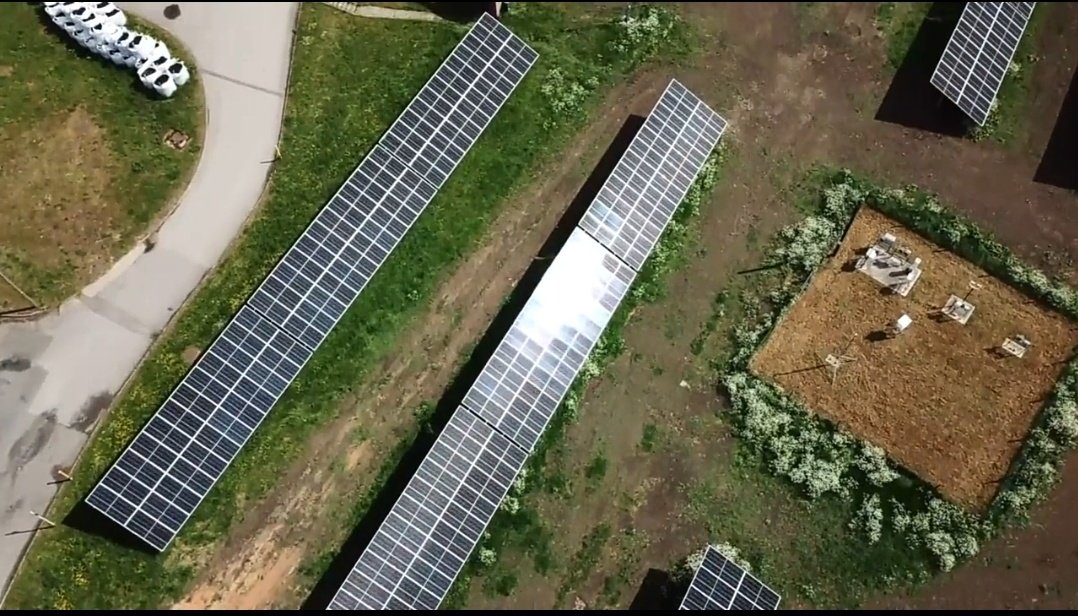 Dodders75's tweet image. Chris, the Chertsey Water Works weather station, where they recorded record temperatures recently, is located in the middle of the solar farm installed in 2022. You can see the panels being built around it in this video by Centrica:

centricabusinesssolutions.com/knowledge-cent…